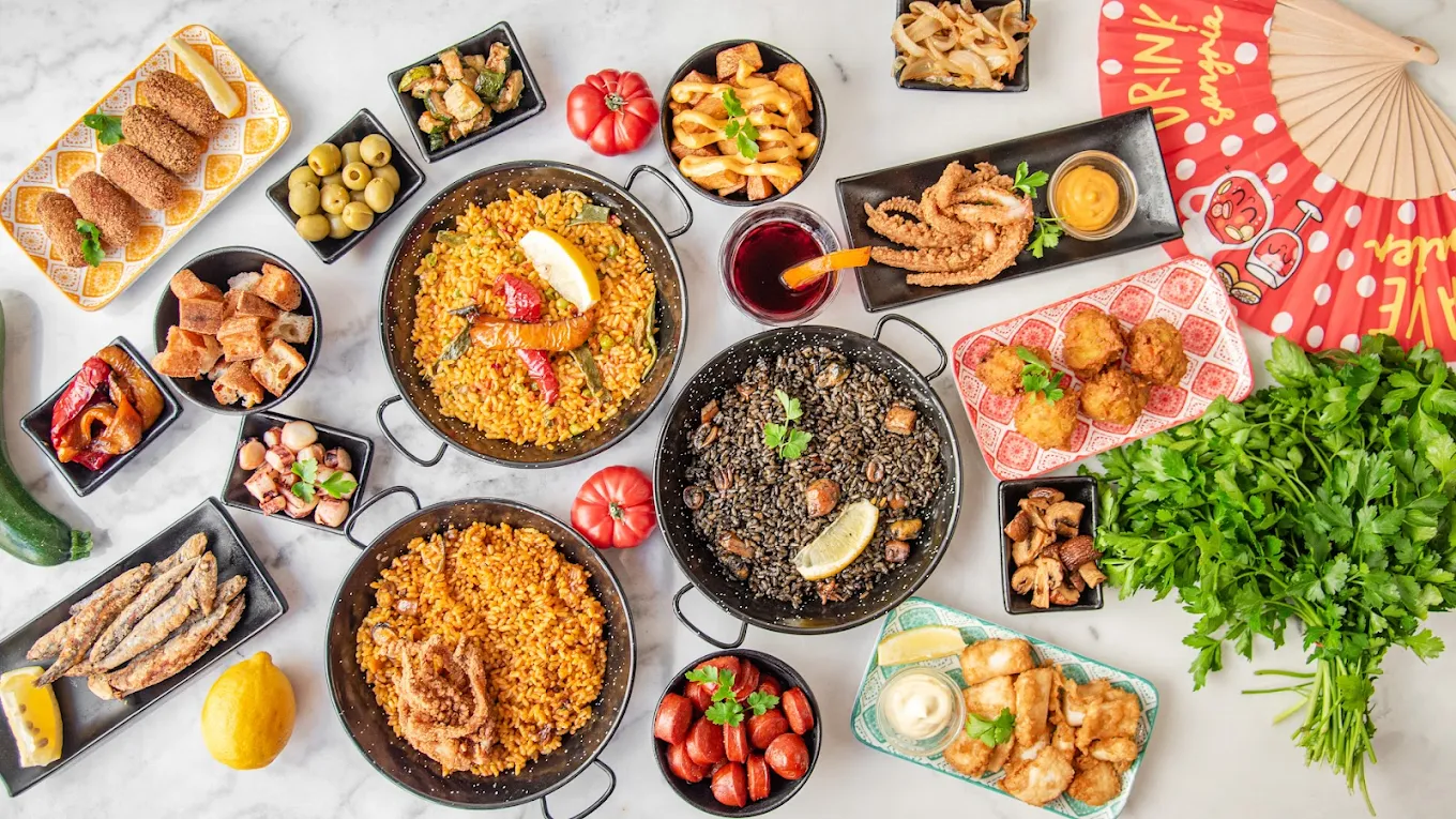 Assortiment de tapas, paellas et spécialités espagnoles d'El Puente