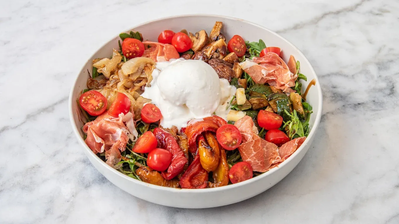 Salade burrata, jambon et légumes grillés