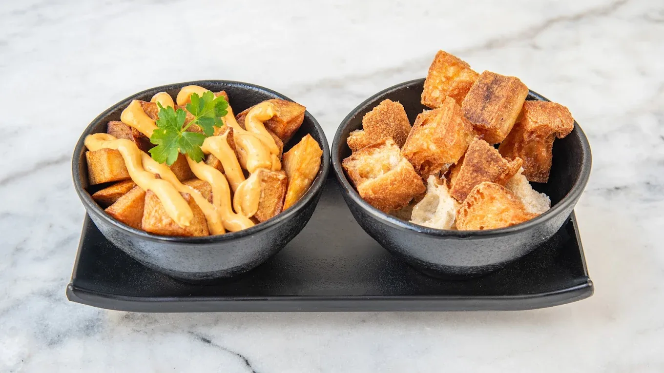 Patatas bravas et pan con tomate