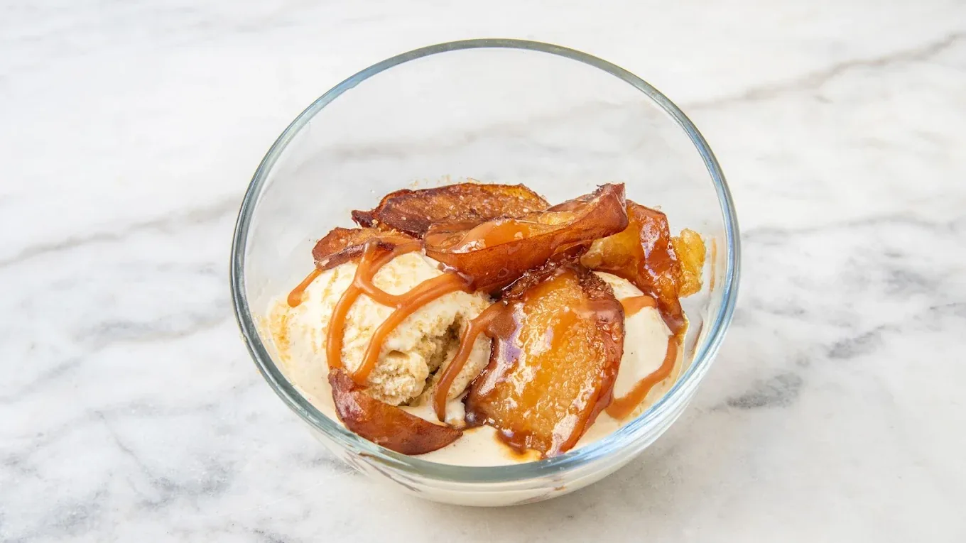 Dessert pommes caramélisées et glace