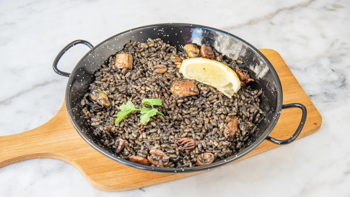 Paella negra aux fruits de mer