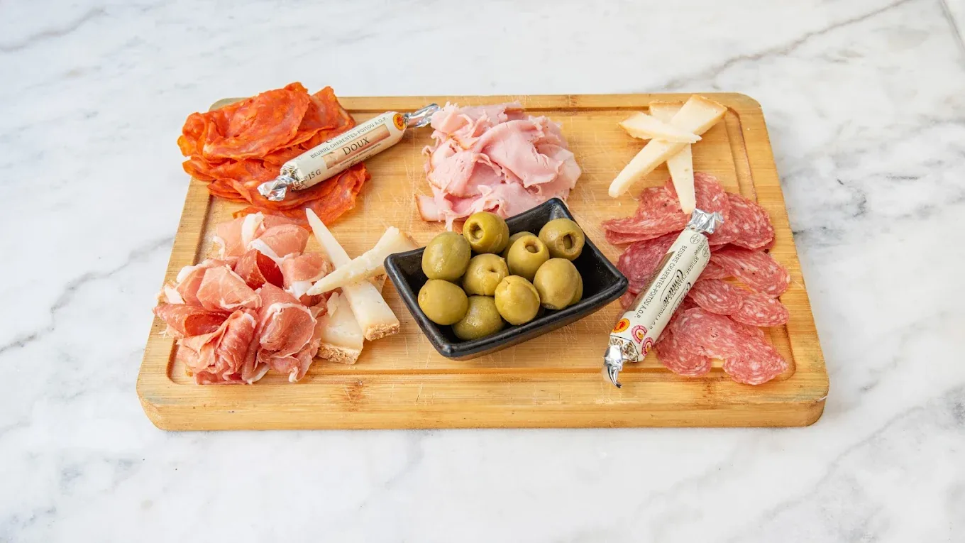Planche de charcuterie, fromage et olives